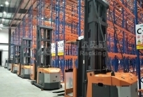 十几米高的仓库货架怎么存取货物？