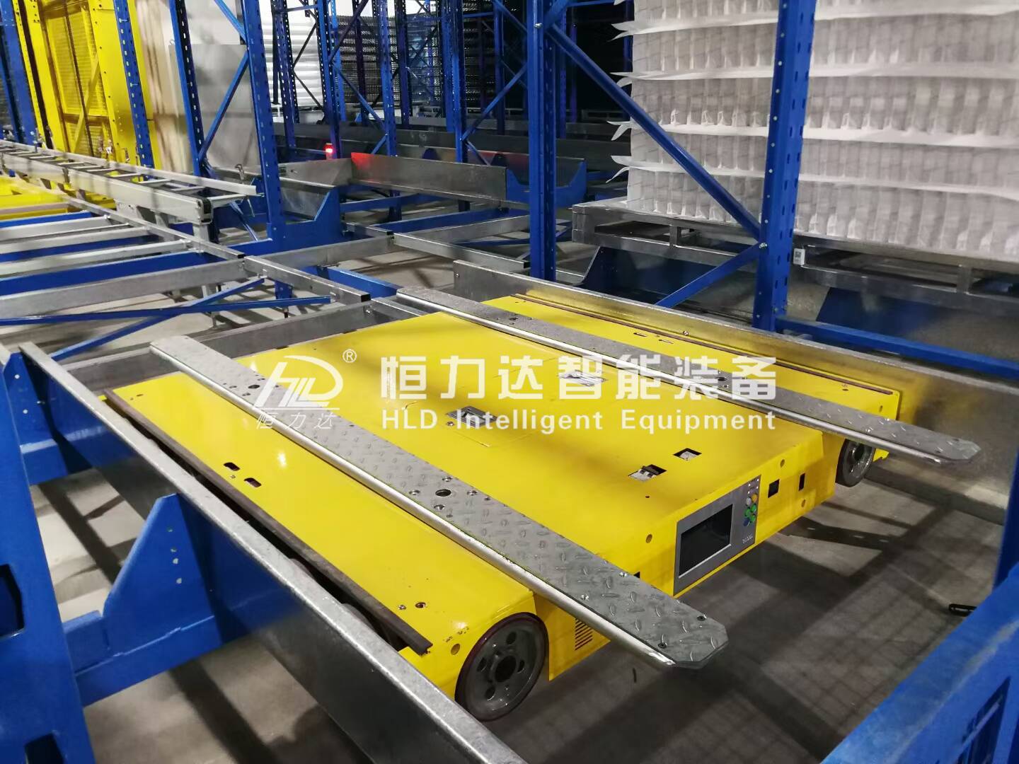 托盘式四向穿梭车